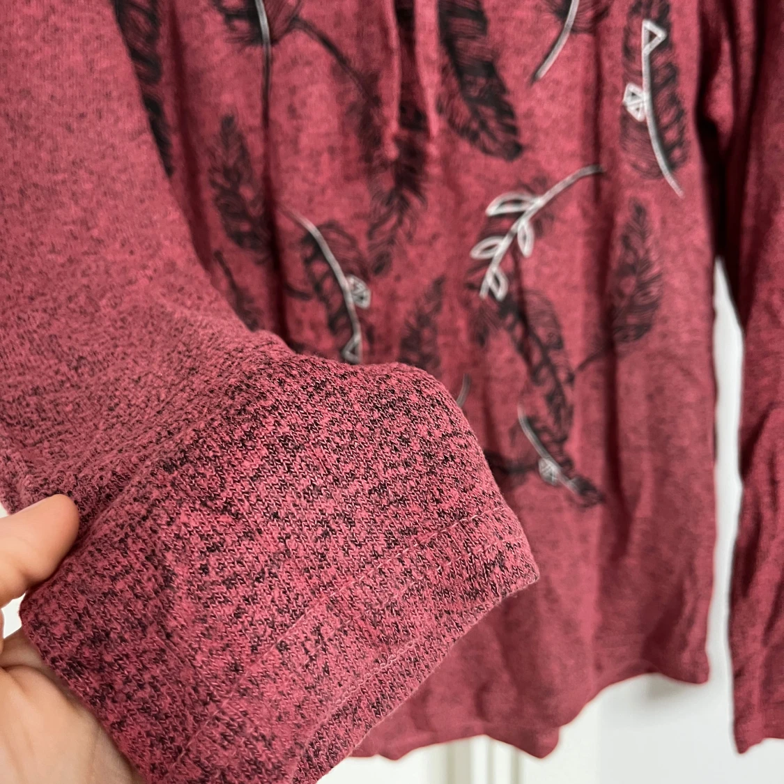 Rosa hoodie med fjäderprint och snörning - 2