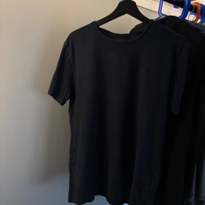 Marinblå t-shirt från Hampton Republic - Marinblå t-shirt från Hampton Republic med diskret broderad logga på bröstet. Klassisk rund hals och korta ärmar. 