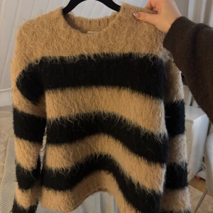 Randig stickad  - Randig stickad, beige och svart 