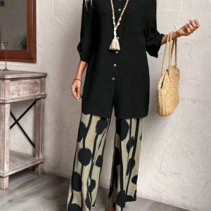 Beige vida byxor med svart mönster - Säljer ett par beige vida byxor med stora svarta prickar och ränder. Byxorna har en loose passform och är riktigt flowy, perfekta för dig som gillar statement-plagg. Materialet känns lätt och luftigt, vilket gör dem sköna att bära hela dagen.