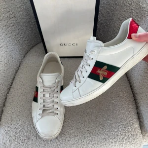 Vita Gucci skor bee - Säljer dessa sjukt snygga Gucci skorna bee som passar till allt. Skorna köpte jag på plick och låda och gucci kuvert kommer med. Skorna är i väldigt bra skick.