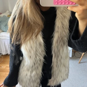 As snygg pälsväst - Jättesnygg päslväst i bra skick, perfekt till vintern och afterski💕har en liten missfärgning på insidan som syns på bilden, går även att knäppa!