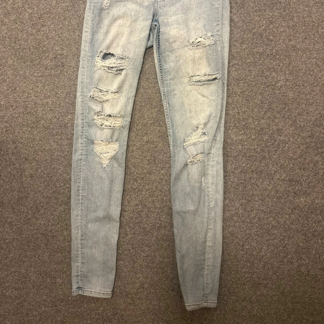Ljusblå ripped skinny jeans