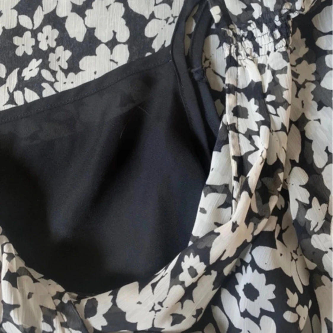 Blommig svartvit blus från Cappuccini - 3