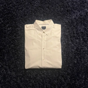 Vit skjorta från Boomerang - Klassisk vit skjorta från Boomerang i storlek L. Skjortan har button-down krage och knäppning framtill. Perfekt till jeans eller chinos för en clean look.
