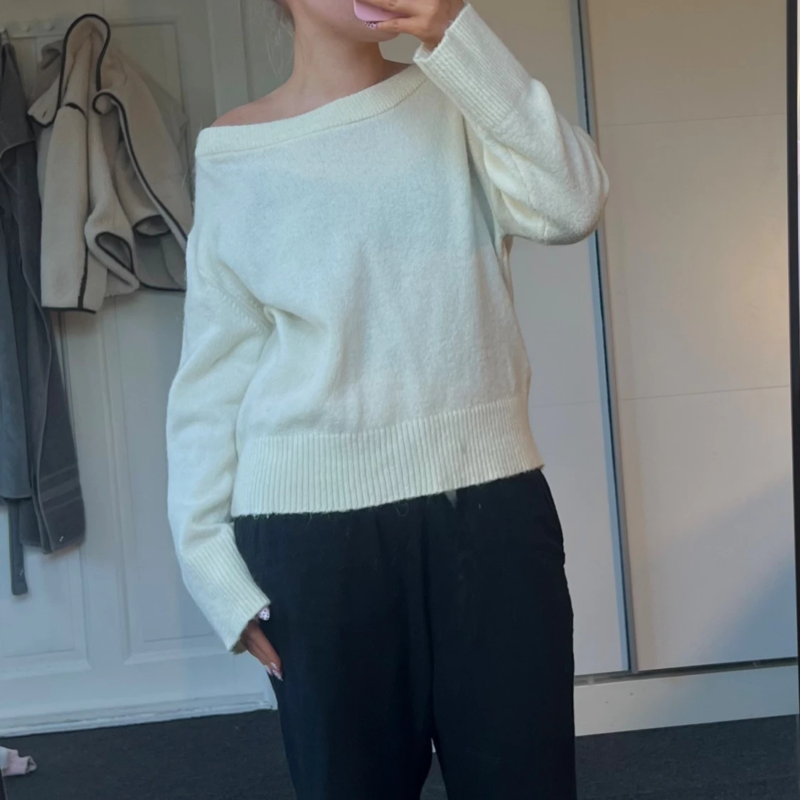 Offshoulder cremevit stickad tröja