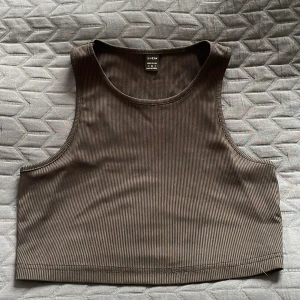 Ribbad svart croppad linnetopp Shein - Säljer en svart ribbad croppad linnetopp från Shein i storlek S. Som ny💗