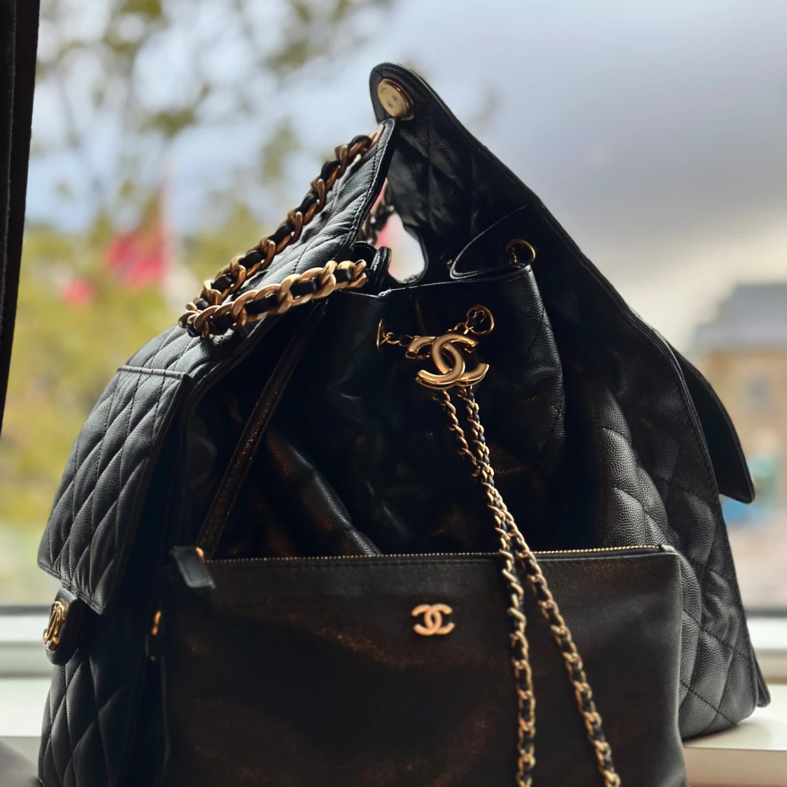 Svart quiltad Chanel axelväska i skinn