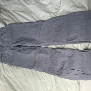 C.W. Jeans - Säljer ett par lilla byxor från C.W. med raka ben och klassisk femficksdesign. Byxorna har en snygg läderpatch i midjan och är tillverkade i mjuk bomull. Perfekta för dig som gillar en clean och stilren look. Köpt från Åhléns 