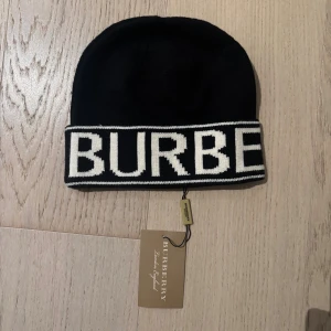 Svart Burberry mössa  - Perfekt inför vintern