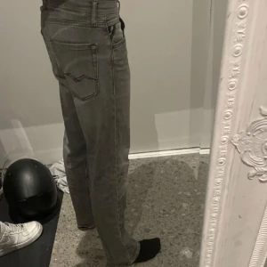 Replay Jeans - Säljer dessa eftersom dom har blivit lite små . Storlek 14y ,                                                           Passar folk mellan 155-170 . (Jag på bilden är 168) Modellen på jeansen heter thad🌐 