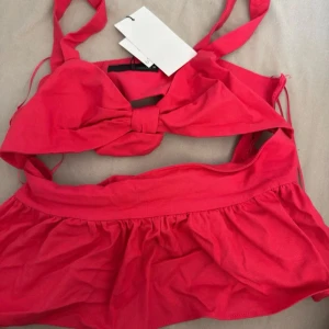 Rosa volangtopp - Superfin rosa topp från zara!! breda axelband och är i ett mjukt bomullsliknande material. Perfekt för sommardagar vid stranden eller en resa eller middag!