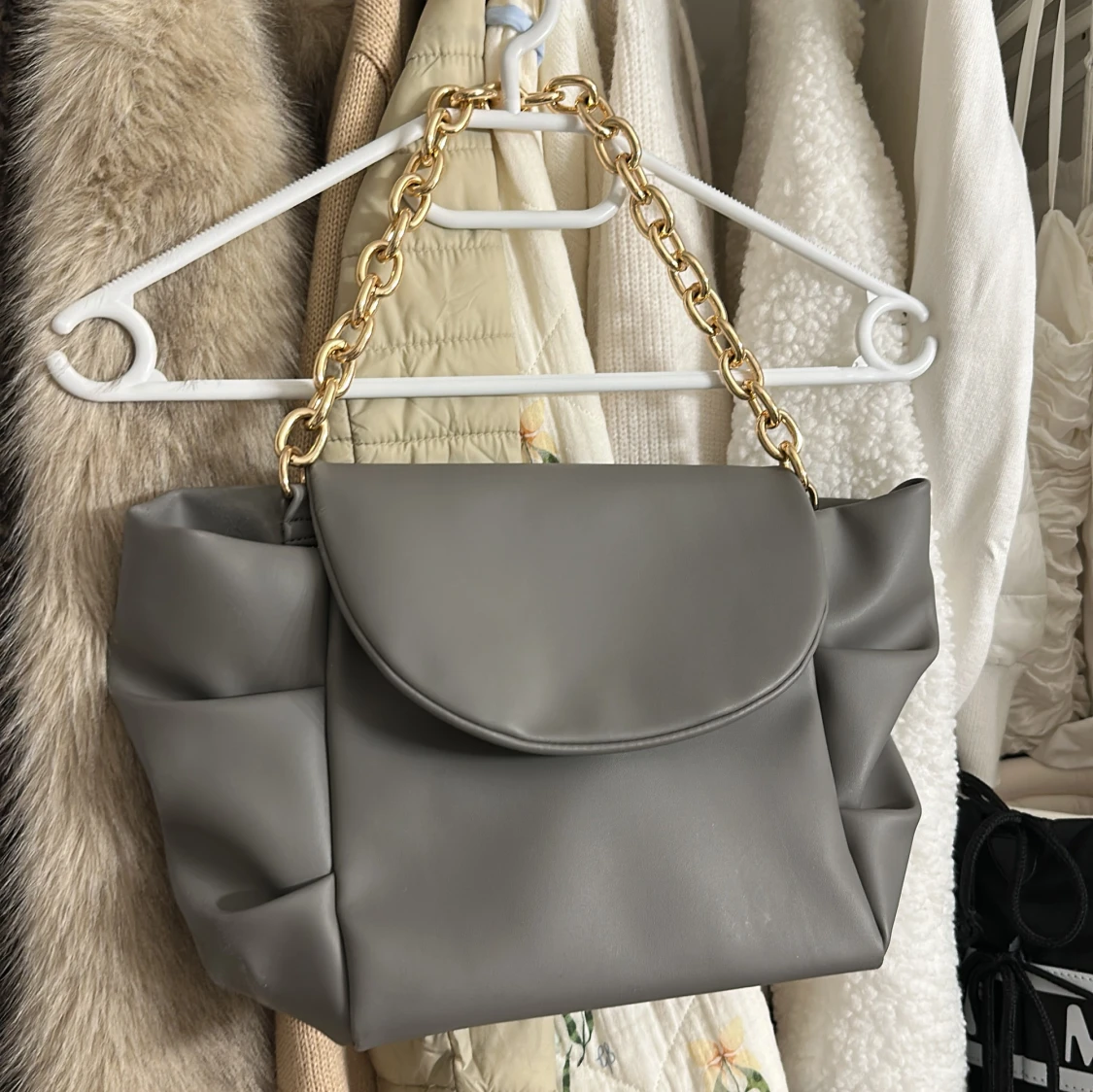 Grå axelväska med guldkedja