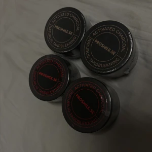 PROSMILE.SE Naturlig Tandblekning & Bambu Tandborste - Set med 4 burkar aktivt kol för naturlig tandblekning och 4 ekologiska bambu tandborstar från PROSMILE.SE. Produkterna är nya och oöppnade, perfekt för dig som vill ha vitare tänder med naturliga ingredienser och miljövänliga borstar. ( 1 för 250 kr ) du får en bambu tandborste och en prosmile 😊