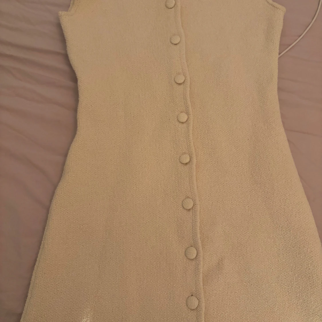 Beige ärmlös klänning med knappar