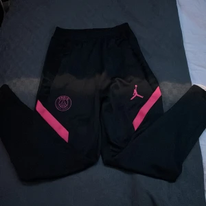 psg byxor - Hej, säljer ett par PSG mjukisbyxor som har lila märken. har knappast kommit till användning kanske 1 gång. pris kan diskuteras och fråga ifall de är något ni undrar!