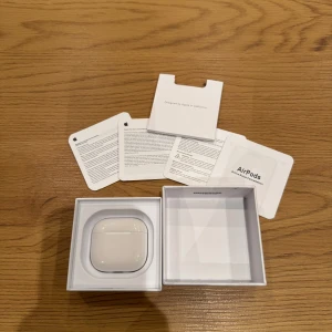 AirPod 4 - Säljer dessa airpod som jag precis hitta i mitt hus. Köpt för ungefär en månad sen men har ingen nytta till den. För mer frågor så kan ni kontakta privat! Skickas samma dag om det är öppet!