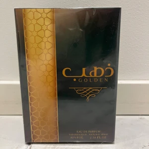 Golden Eau de Parfum 2.38oz - En elegant Eau de Parfum med 2.38 fl. oz volym och 80% alkoholhalt. Tillverkad i Förenade Arabemiraten. Perfekt för dig som vill sticka ut med en unik doft.