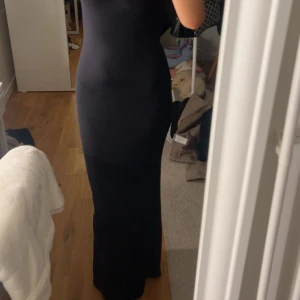 Svart långärmad tight klänning - Säljer mina köpta Gina klänning 2023 då den inte används, som helt ny! 💞