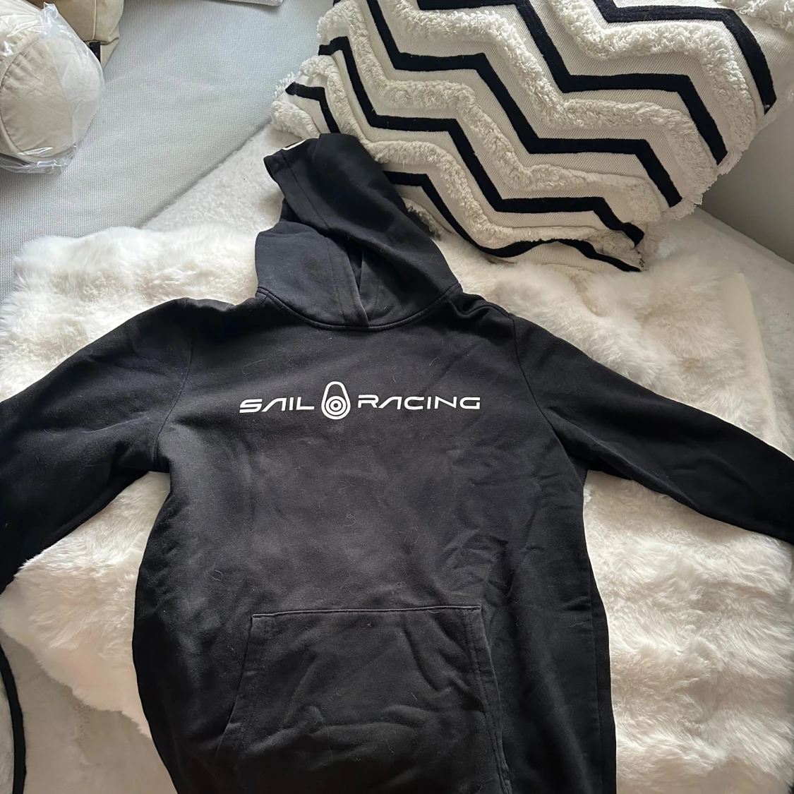 Svart Sail Racing hoodie 