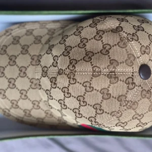 GG KEPS - Hej, Säljer denna feta GG keps med monogram. Perfekt för Fester eller en avslappnad Chill Look. Låda fås med