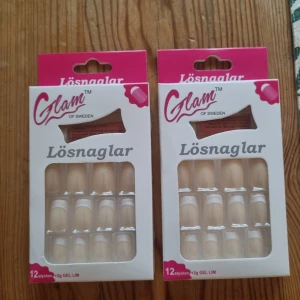 Glam lösnaglar fransk manikyr - Två förpackningar Glam lösnaglar med klassisk fransk manikyr-look. Varje paket innehåller 12 stycken naglar och 2g gel lim. Naglarna är ljusbeige med vit tipp, oval form och kommer i en praktisk förpackning.