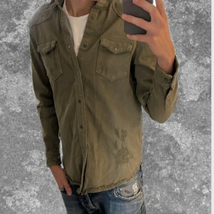 Olivgrön Jeansjacka/Overshirt  - Trendig och väldigt schysst! Måtten: A=50cm B=48cm C=48cm D=62cm 