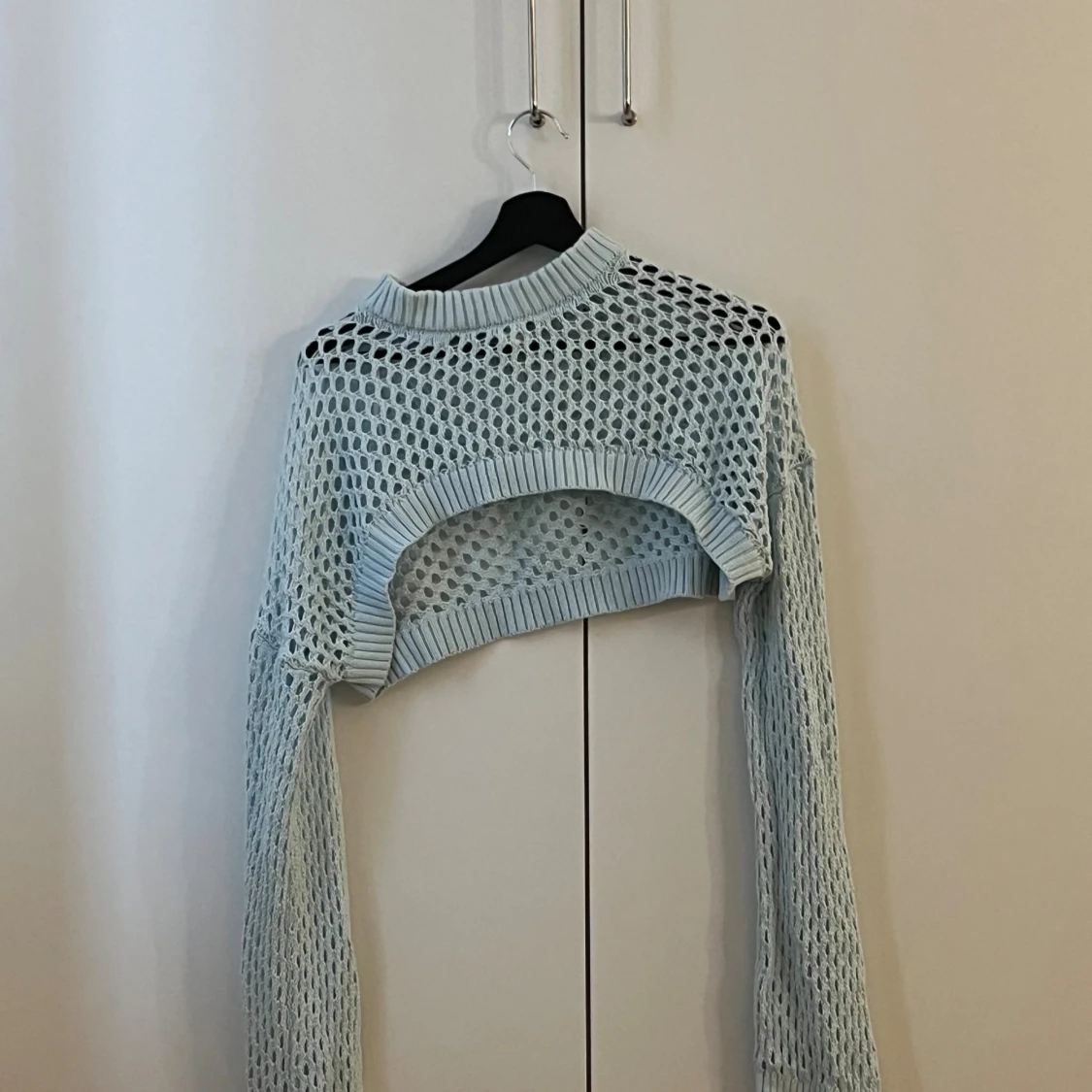 Ljusblå croppad stickad tröja Monki - 2