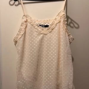 Linne strl M  - Linne i strl M från Bik Bok. Justerbara axelband. Mycket fint skick. Material: polyester. 