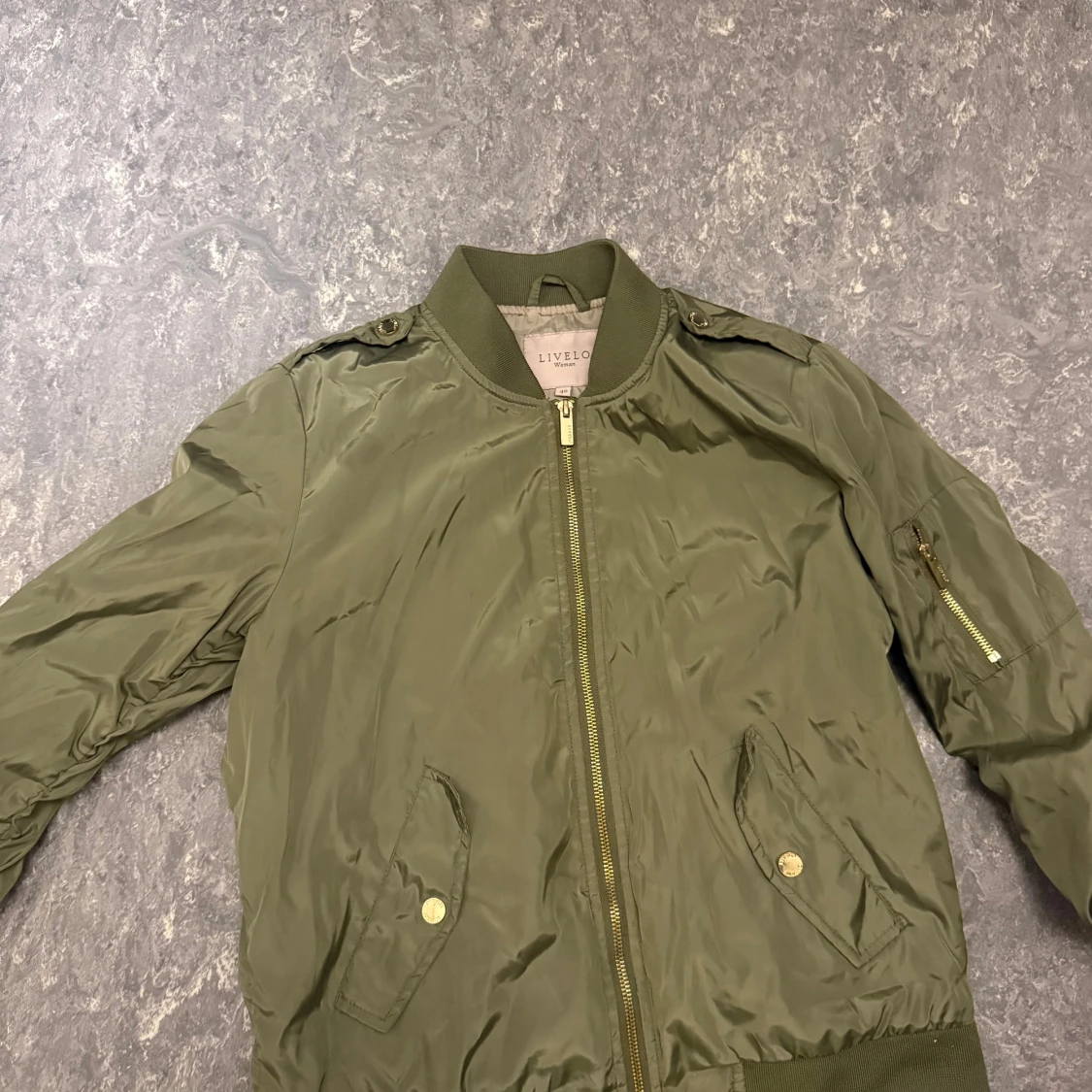 Olivgrön bomberjacka från Livelove