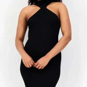 Ribbad bodycon klänning - Svart ribbad bodycon klänning från Gina Tricot i storlek S. Använd 1 gång, är i bra skick.