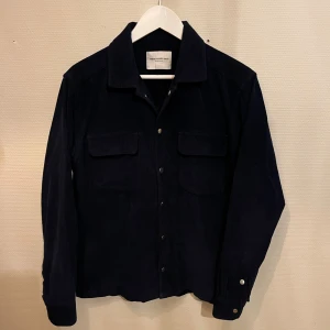 These Glory Days Overshirt Mörkblå  - Säljer denna sjukt snygga Overshirten från These Glory Days⭐️ Färgen är mörkblå och storleken är M✅ Den har inga defekter och skicket är utomordentligt🙌🤝 Sjukt najs passform och passar perfekt till hösten🍁🙌 Tveka inte på att höra av er dig vid minsta fråga eller fundering😊