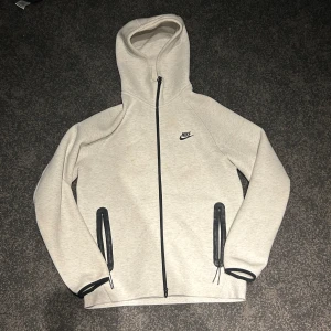 Nike tech tröja - Nike tech riktigt skön och riktigt snygg, om ni har några frågor är det bara att skriva skickar inom 1 till 2 dagar bara använt några gånger för den inte riktigt passade. 🤩🤩 Priset kan diskuteras. 
