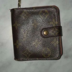 Louis Vuitton brun plånbok med monogram - Säljer min Louie Vuitton väska som jag köpte för några månader sedan. Köptes för 2500 men säljer för 800 💖