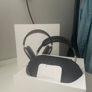 AirPods Max - Snygga Apple AirPods Max i svart, med originalförpackning. Trådlösa over-ear hörlurar med aktiv brusreducering och hög ljudkvalitet. Mindre repa synlig på ena kåpan, i övrigt fint skick. Perfekt för musik, film och samtal. Levereras med skyddsfodral och origanallådan. Köptes för cirka 1 år sedan, men har inte använts i så stor utsträckning.