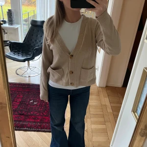 Beige cardigan - Så fin kofta/cardigan. Bra skick! Något kortare i modellen. Okänt märke, köpt utomlands. Står storlek M men skulle mer säga S. 