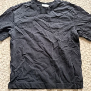 Svart basic t-shirt - En enkel svart t-shirt med rund hals och korta ärmar. Aldrig använd, så väldigt fint skick.