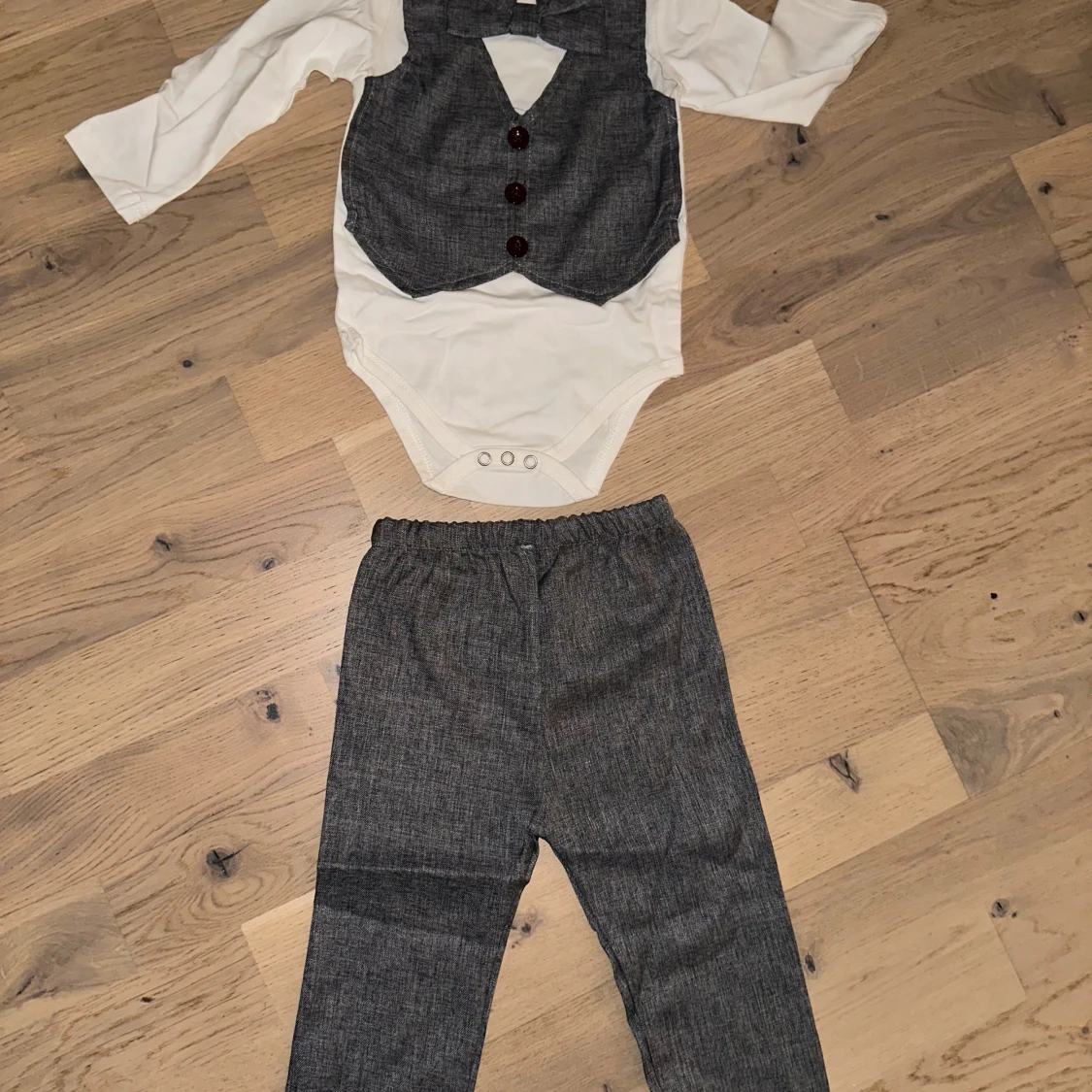 Grå kostymset med fluga, stl 70 - 2