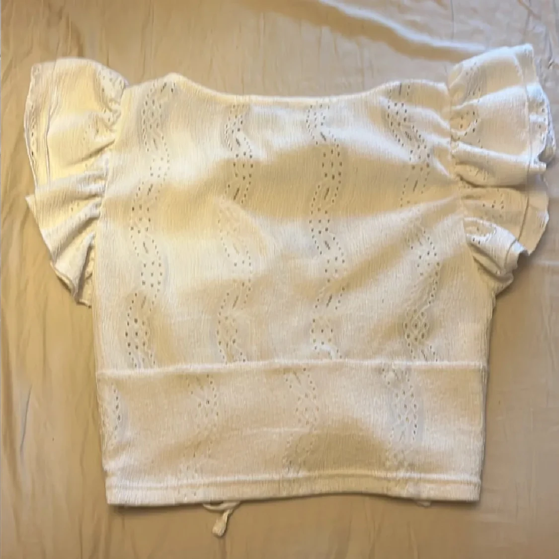 Vit blus med volangärmar - 1