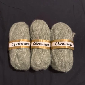 gröba garner - säljer 3 st garner med 55% ull och 45% polyakryl.