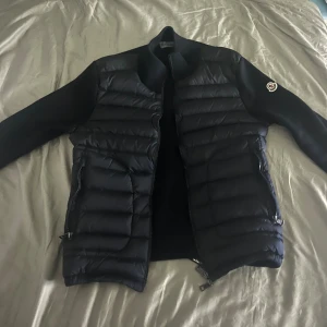 Moncler cardigan - Moncler cardigan Äkta kvitto finns, Köpt på Nk Stockholm för 9,499. Säljs pågrund av att den har blivit för liten för mig. Den är fräsch och välbehållen 