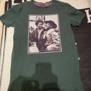 Limitato T-shirt - Limitato T-shirt | Storlek M | Snygg grön färg med tryck | Mycket bra skick, skriv till mig vid fler frågor!📩