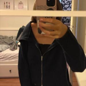 Mörkblå stickad kofta - En mörkblå stickad kofta. 