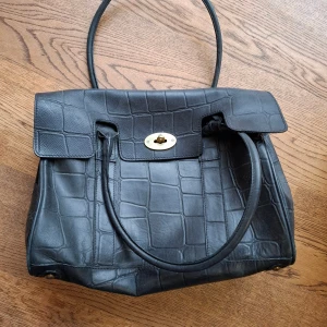 Fin svart väska! - Väldigt rymlig, tyvärr får inte en macbook plats. Lite sliten