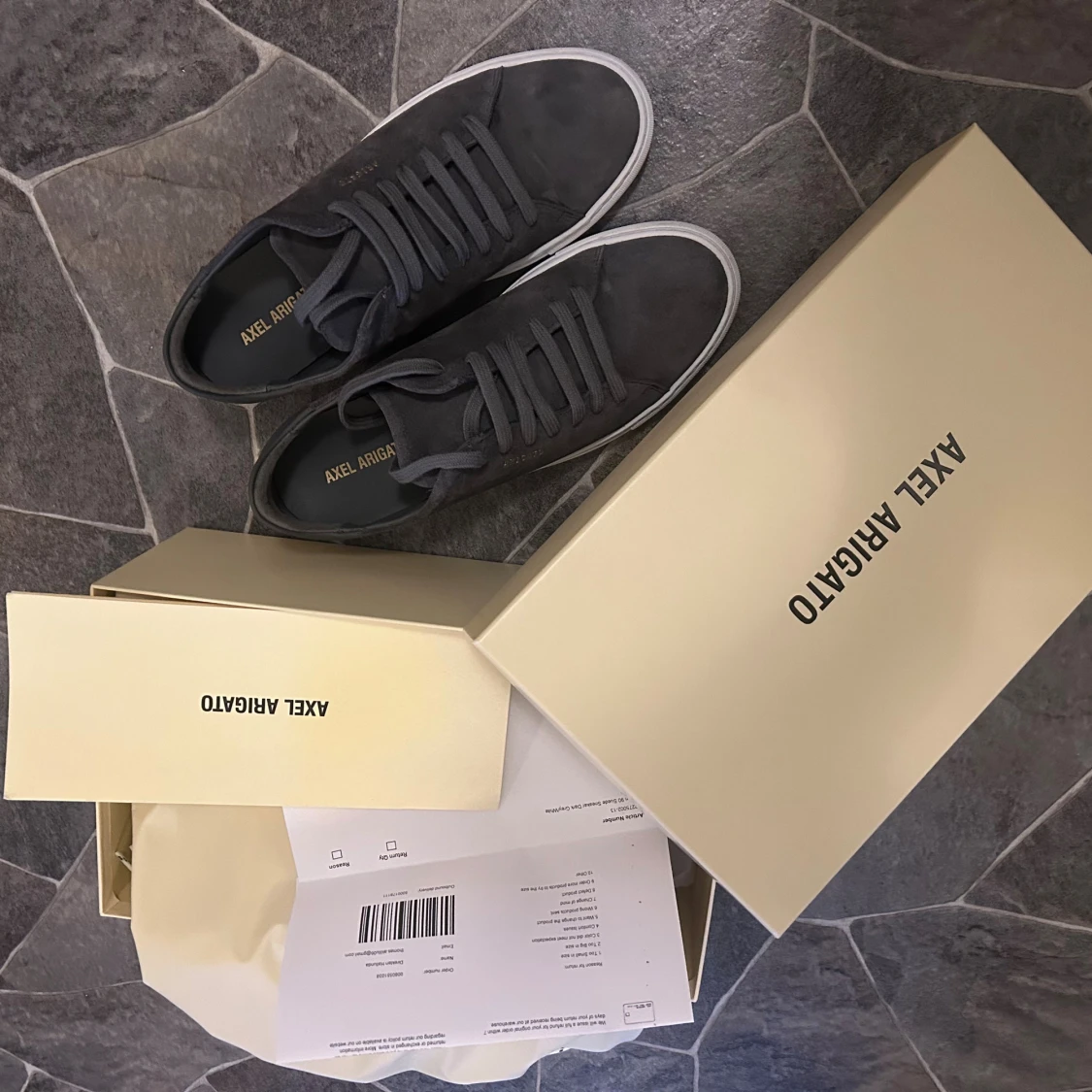 Grå mockasneakers från Axel Arigato - 2