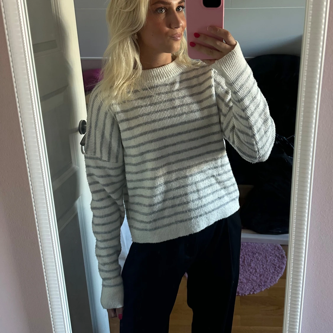 Randig vit och grå stickad tröja