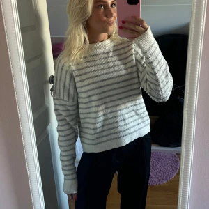 Randig vit och grå stickad tröja - Mysig stickad tröja i vitt med tunna grå ränder. Xxs men passar även xs-s💓