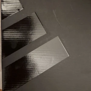 Adidas F50 orange fotbollsskor - Säljer ett par Adidas F50 fotbollsskor i en riktigt snygg orange färg med blå detaljer och vita mönster. Skorna har snörning, platt sula med metall-dobbar och är tillverkade i syntetmaterial. Perfekta för dig som vill sticka ut på planen!