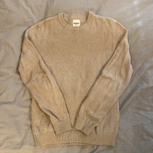 Beige tröja - Säljer nu denna snygga tröjan från Dobber (MQ). Den är i väldigt bra skick och har inga defekter! Storlek M. Skriv för fler frågor!!🙌
