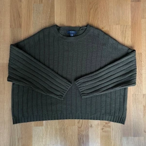 Stickad / kabeltröja  - Riktigt snygg, väldigt boxy/lite croppad tröja i använt skick! 